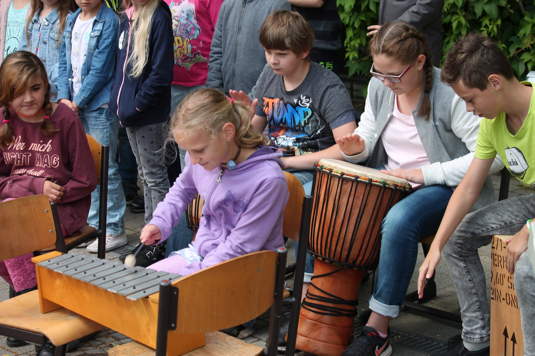 erster öffentlicher Auftritt der Trommel-AG zum Sommerfest der Neustädter Grundschule