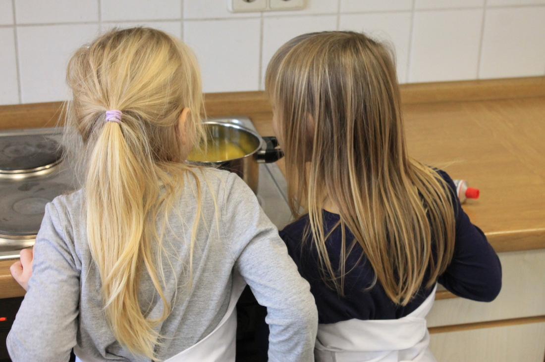 Schüler der Neustädter Grundschule arbeiten in unserem Hauswirtschaftsraum in der AG Kochen
